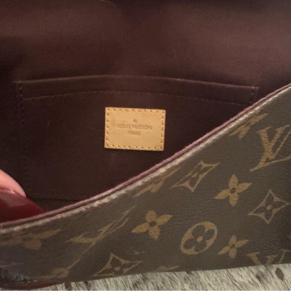 Louis Vuitton Favorite MM Crossbody Bag - Picture 6 of 6
